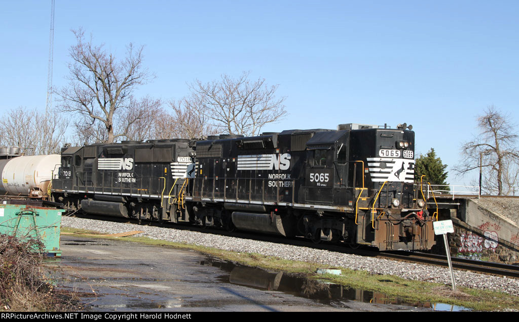 NS 5065 & 7018 lead train PP05 down the "CF" line